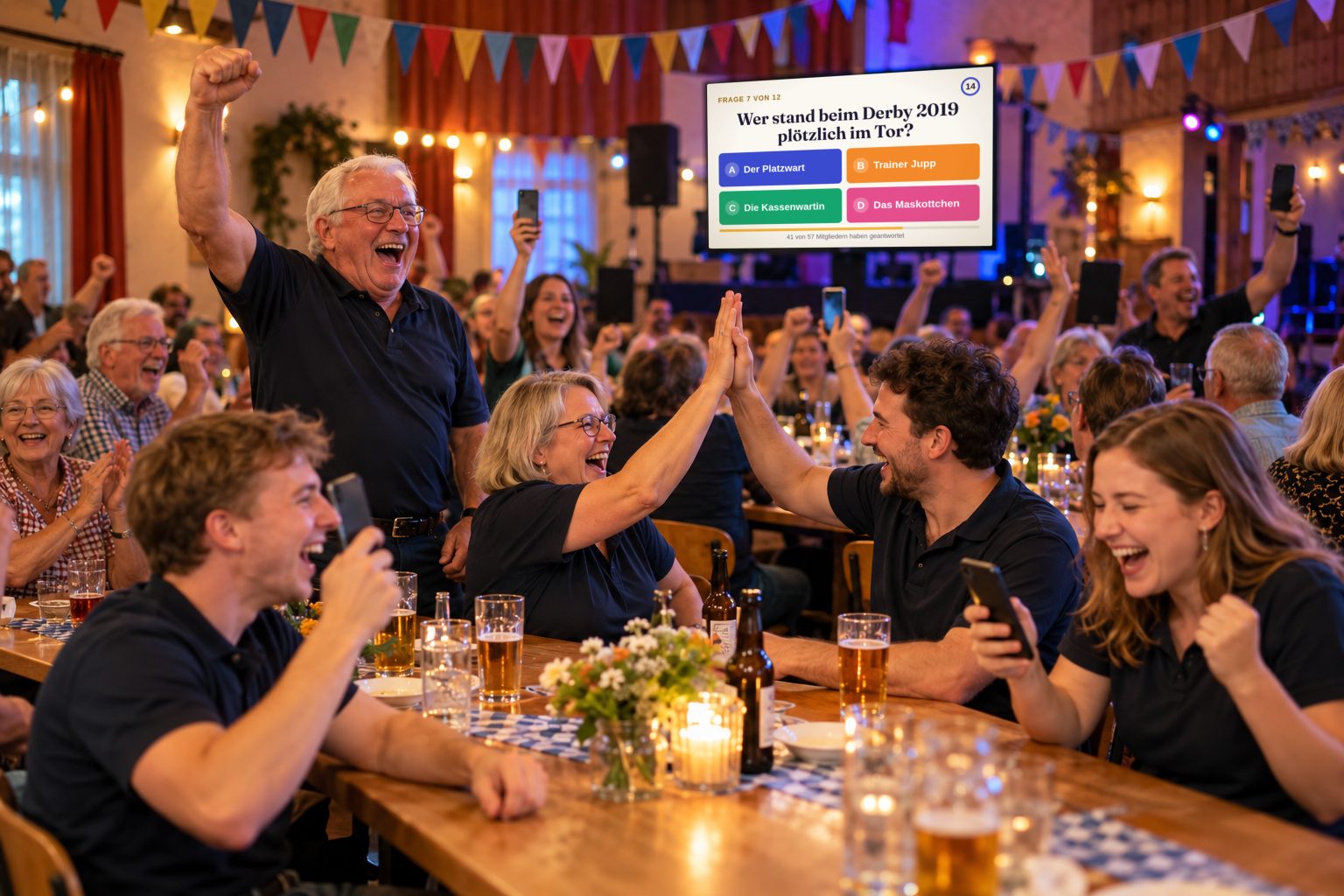 Vereinsmitglieder jubeln beim Quiz auf dem Vereinsfest, auf der Leinwand die Frage: Wer stand beim Derby 2019 plötzlich im Tor?